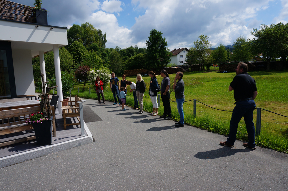 Besucher vor Haupteingang